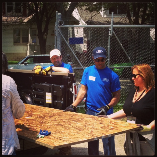 Green Diva Meg delivers supplies to Habitat for Humanity in Detroit
