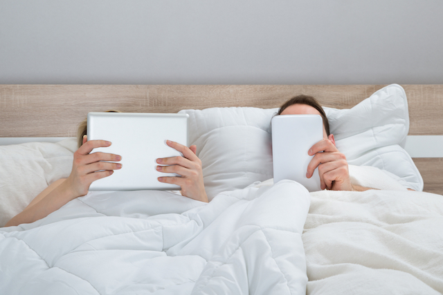 electronics in bed: what not to do for good sleep